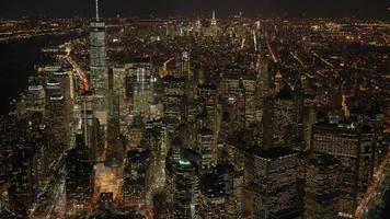 helikopter luchtfoto van new york city skyline landmark landschap. hoge gebouwen in onroerend goed video