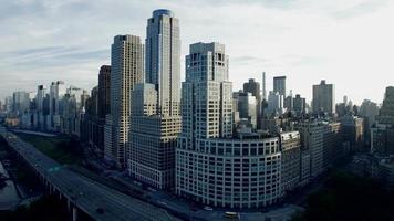 Vista del paisaje urbano del horizonte de la metrópoli moderna. distrito comercial financiero video