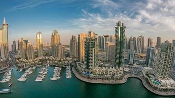 Hermosa vista aérea superior al atardecer timelapse del puerto deportivo de Dubai en Dubai, Emiratos Árabes Unidos video