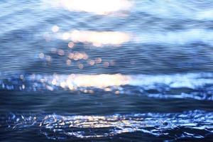 textura de agua con pequeñas olas de azul