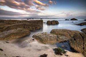 agua entre las rocas de una playa