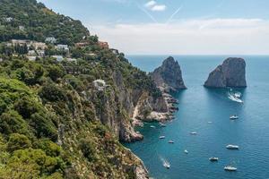 Por encima de la isla de Capri y farallones de barcos - Amalfi, Italia foto