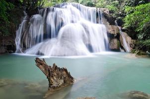 cascada de huay mae kamin foto