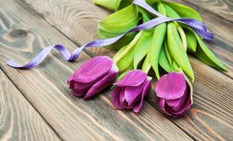 tulipanes con cinta