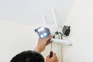 técnicos instalando una cámara CCTV inalámbrica. foto