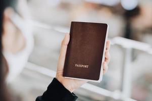 mujer sosteniendo un pasaporte