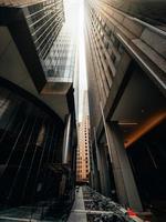 Fotografía de ángulo bajo de edificios de gran altura. foto
