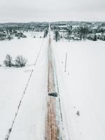Camino entre terrenos cubiertos de nieve durante el día