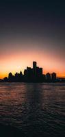 silueta del horizonte de la ciudad durante la hora dorada foto