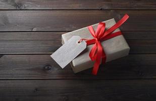 caja de regalo con cinta roja