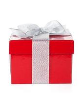 caja de regalo roja con cinta plateada