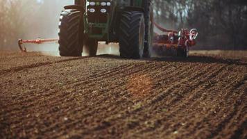 tracteur agricole semant et cultivant le champ video