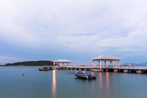 pabellón de madera frente al mar, en la isla de koh si chang. foto