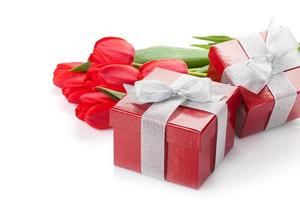 tulipanes rojos frescos con cajas de regalo foto
