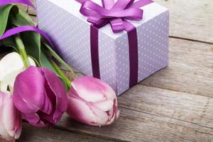 ramo de tulipanes frescos y caja de regalo foto