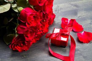 valentine's day Red roses and gift box