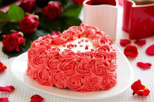 Tarta de cumpleaños para San Valentín con rosas. foto
