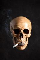 cráneo fumando el cigarrillo foto