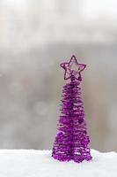 decoración púrpura del árbol de navidad foto