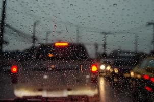 lluvia en la ventana del coche por la noche foto