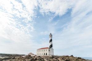 faro blanco durante el día. foto