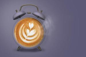café caliente con espuma espumosa y vapor en reloj despertador morado foto