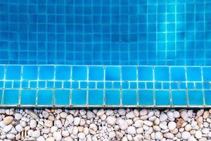 Fondo de mosaico y reflejo del agua en la piscina. foto