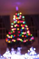 Bokeh de luz de árbol de Navidad en el fondo foto
