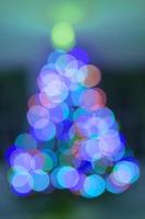 Bokeh de luz de árbol de Navidad abstracto en el fondo foto