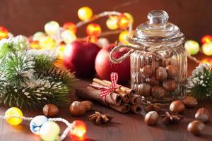 decoración de invierno especias canela nueces de árbol de navidad foto