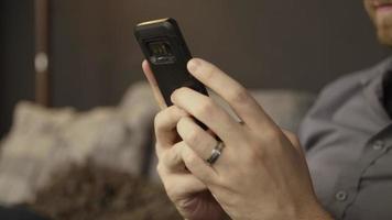 câmera lenta de mensagens de texto de um homem no telefone de perto video
