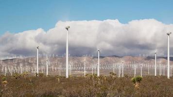 Windkraftanlagen im Zeitraffer der Wüste video