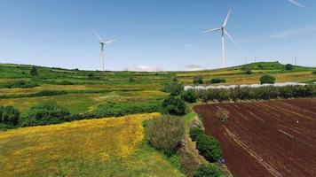 Windkraftanlagen auf einem grünen Hügel in Portugal video