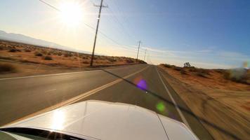 auto wegrijden in de woestijn. camera bevestigd aan het plafond van de auto tijdens het rijden op de woestijn snelweg video