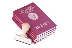 Pila de pasaportes de la Unión Soviética y sello de visas foto
