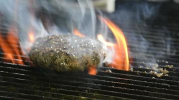 hamburger alla griglia alla fiamma video