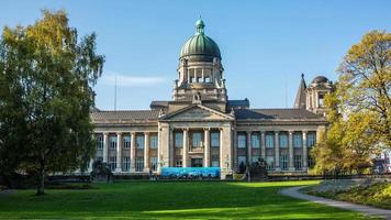 Palacio de justicia de Hamburgo de día con cielo azul dslr hyperlapse video