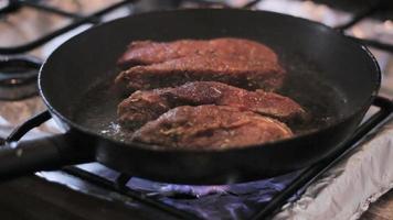 les steaks de rosbif du chef video