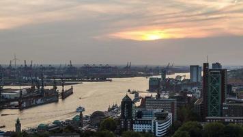 Port de Hambourg depuis la vue de dessus avec coucher de soleil - timelapse dslr
