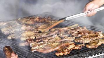 buikspek gebraden varkensvlees op de grill traditioneel met vuurrook en rook