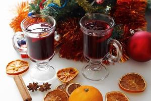 mulled wine with decorated christmas tree