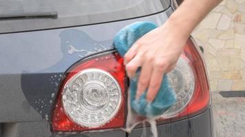 lavar as mãos do carro com uma esponja azul