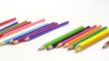 lanciare matite colorate sulla scrivania bianca, scatti da 3 angolazioni