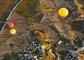 vuelo en globo sobre rocas antiguas, capadocia, turquía. foto