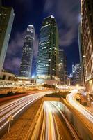 estelas de luz del paisaje urbano nocturno de hong kong foto