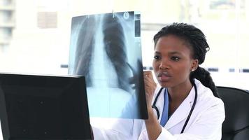médico olhando para uma radiografia de tórax video