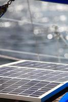 paneles solares en velero. energía ecológica renovable foto