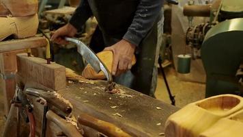 klompenmaker snijden van de randen van een klomp video