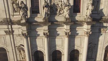 Façade principale de la basilique d'Estrela à Lisbonne au matin vue aérienne video