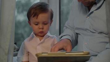 kleine jongen en tablet-pc video